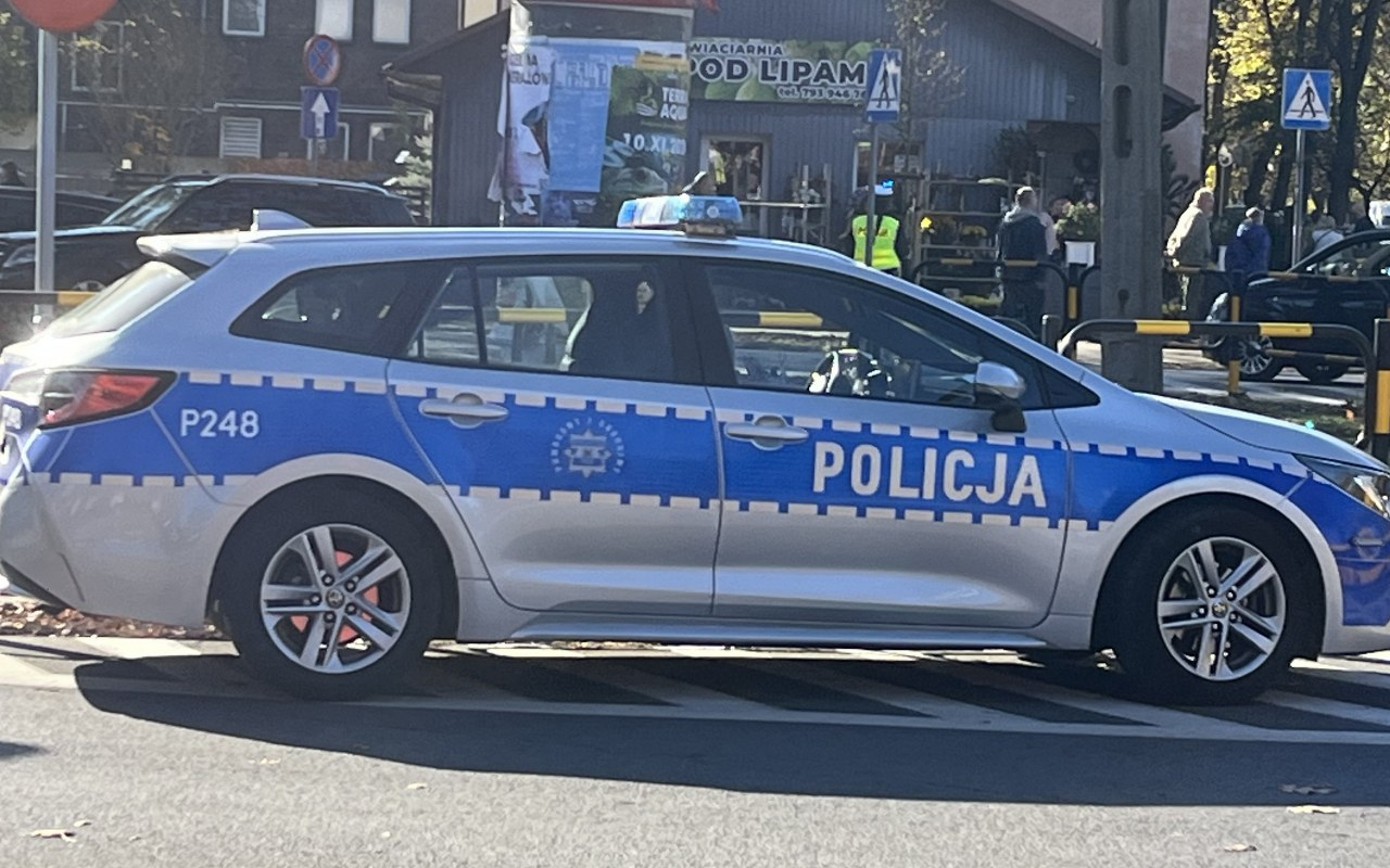 Policjanci po sÅuÅ¼bie zatrzymali sprawcÃ³w kradzieÅ¼y rozbÃ³jniczej w SwarzÄdzu