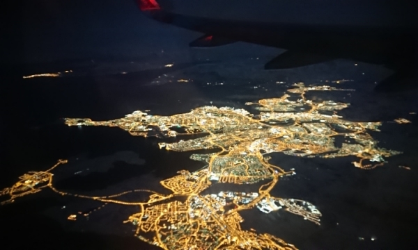 Niezwykłe nocne zdjęcie Reykjaviku z lotu ptaka